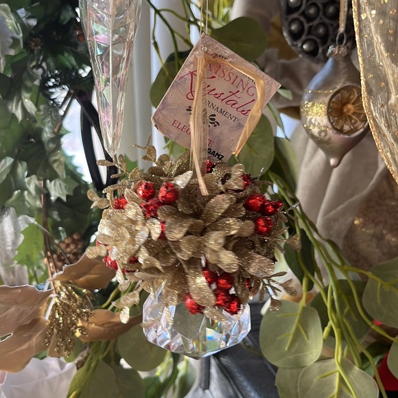 5inch ganz kissing ornament. Different styles - Picture 2 of 5